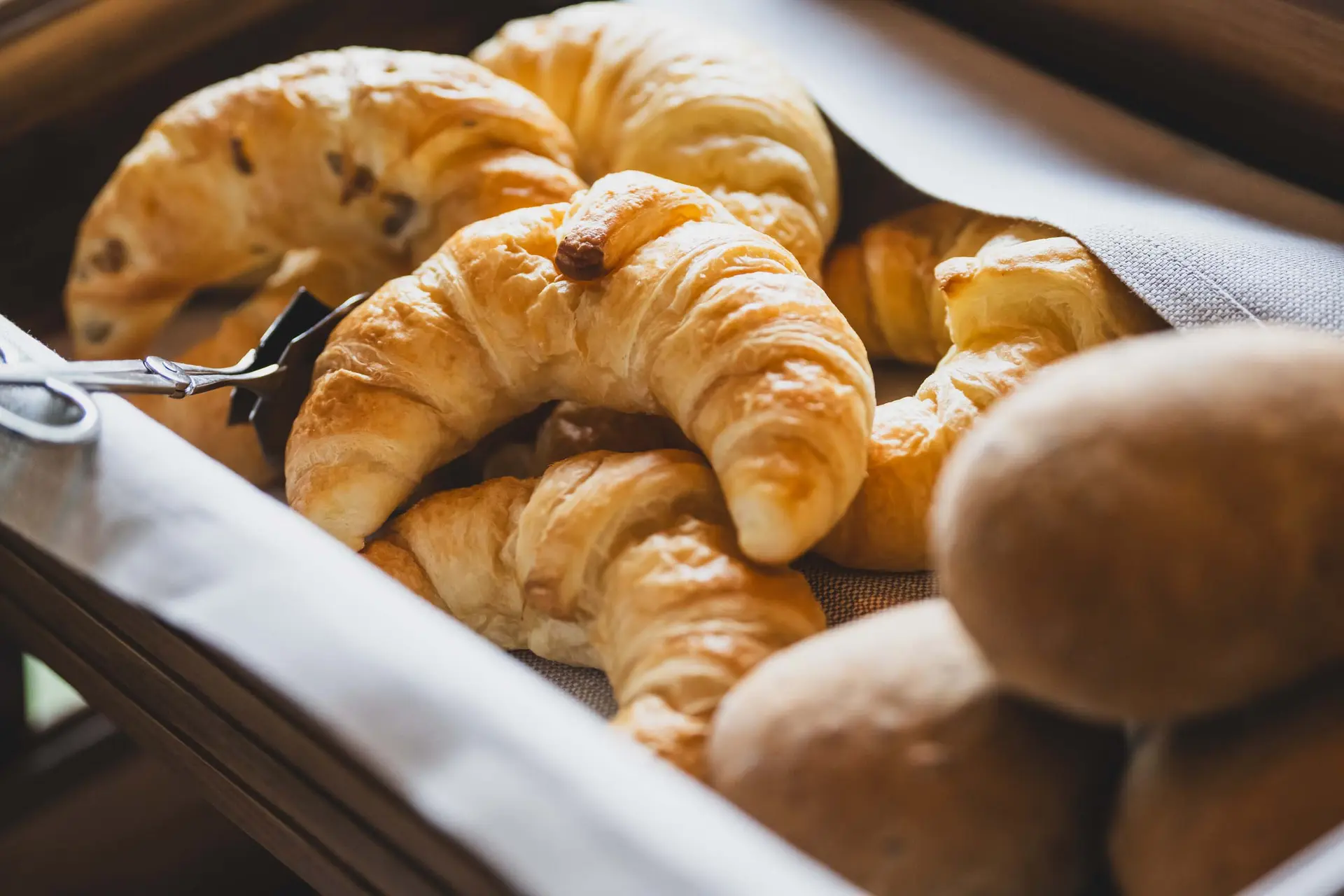 Eindrücke aus dem La Val Hotel & Spa Kartoffelkorb mit frischen Croissants und Brötchen