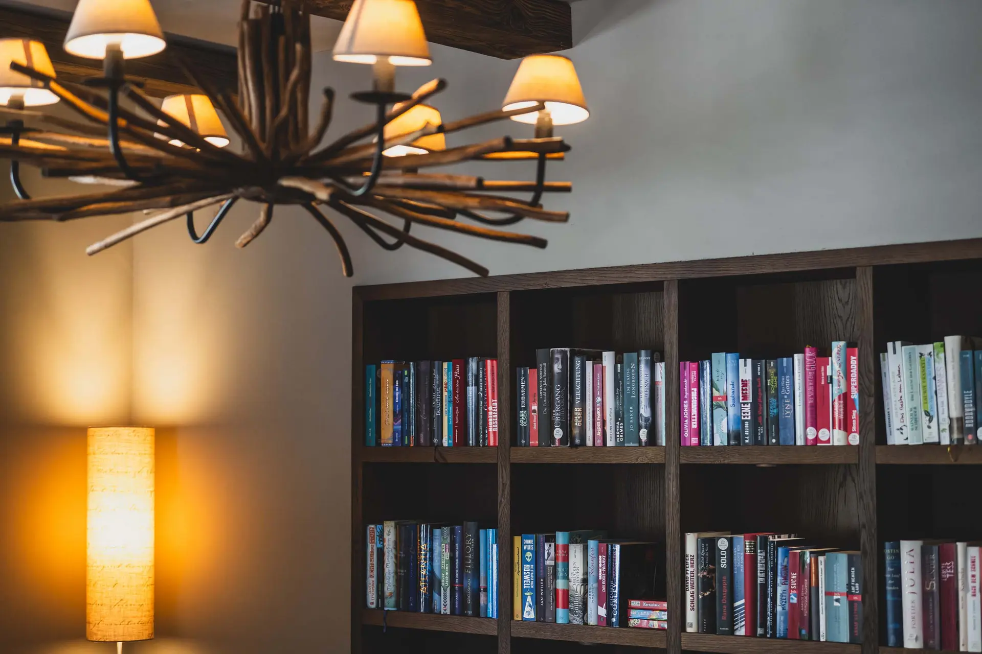 Gemütliche Leseecke mit Bücherregal und rustikaler Holzlampe