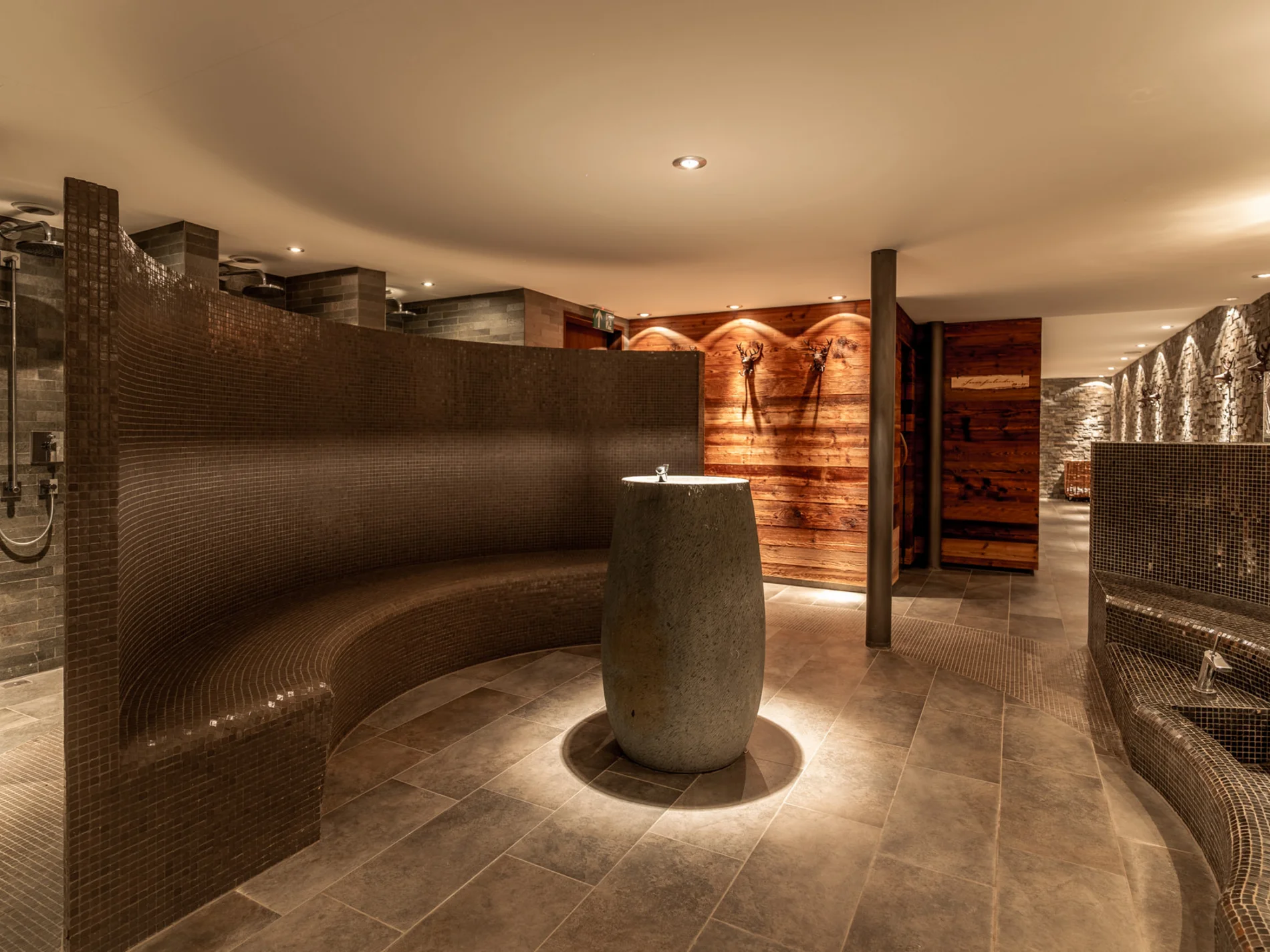 Moderner Spa-Bereich mit Mosaikduschen und wärmebeleuchtetem Holzwand-Design