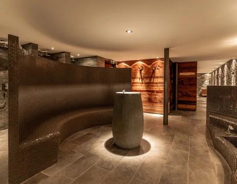 Moderner Spa-Bereich mit Mosaikduschen und wärmebeleuchtetem Holzwand-Design