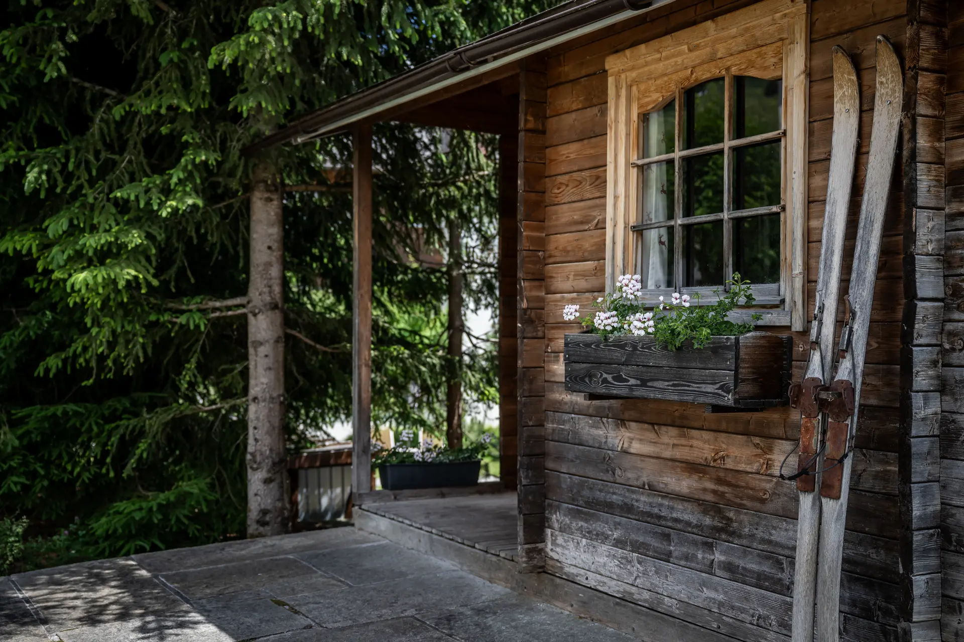Eindrücke aus dem La Val Hotel & Spa Gemütlicher Essbereich mit kariertem Tisch, Holzwänden und Wandofen