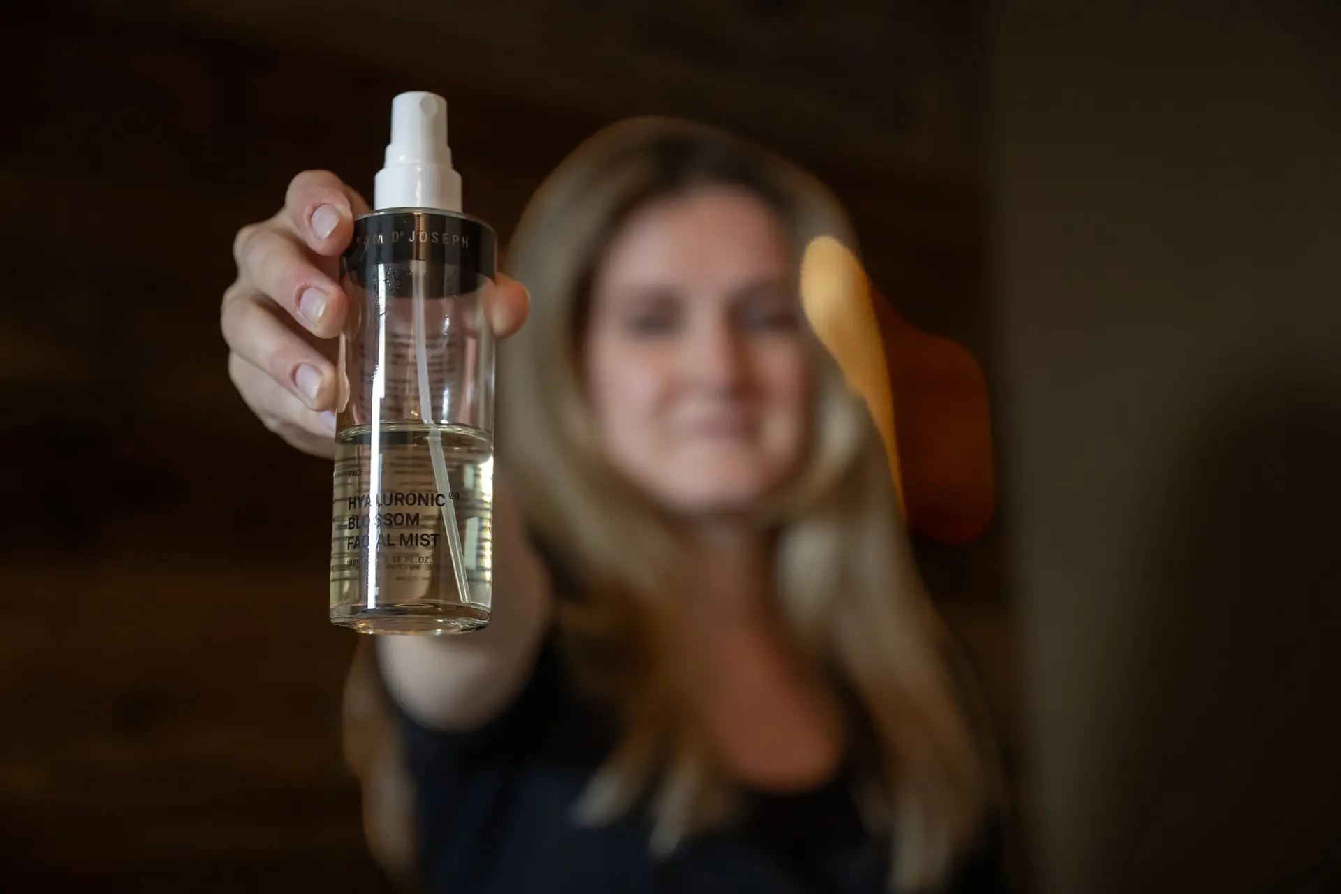 Eindrücke aus dem La Val Hotel & Spa Frau hält eine Flasche mit Hyaluronic Blossom Facial Mist in die Kamera
