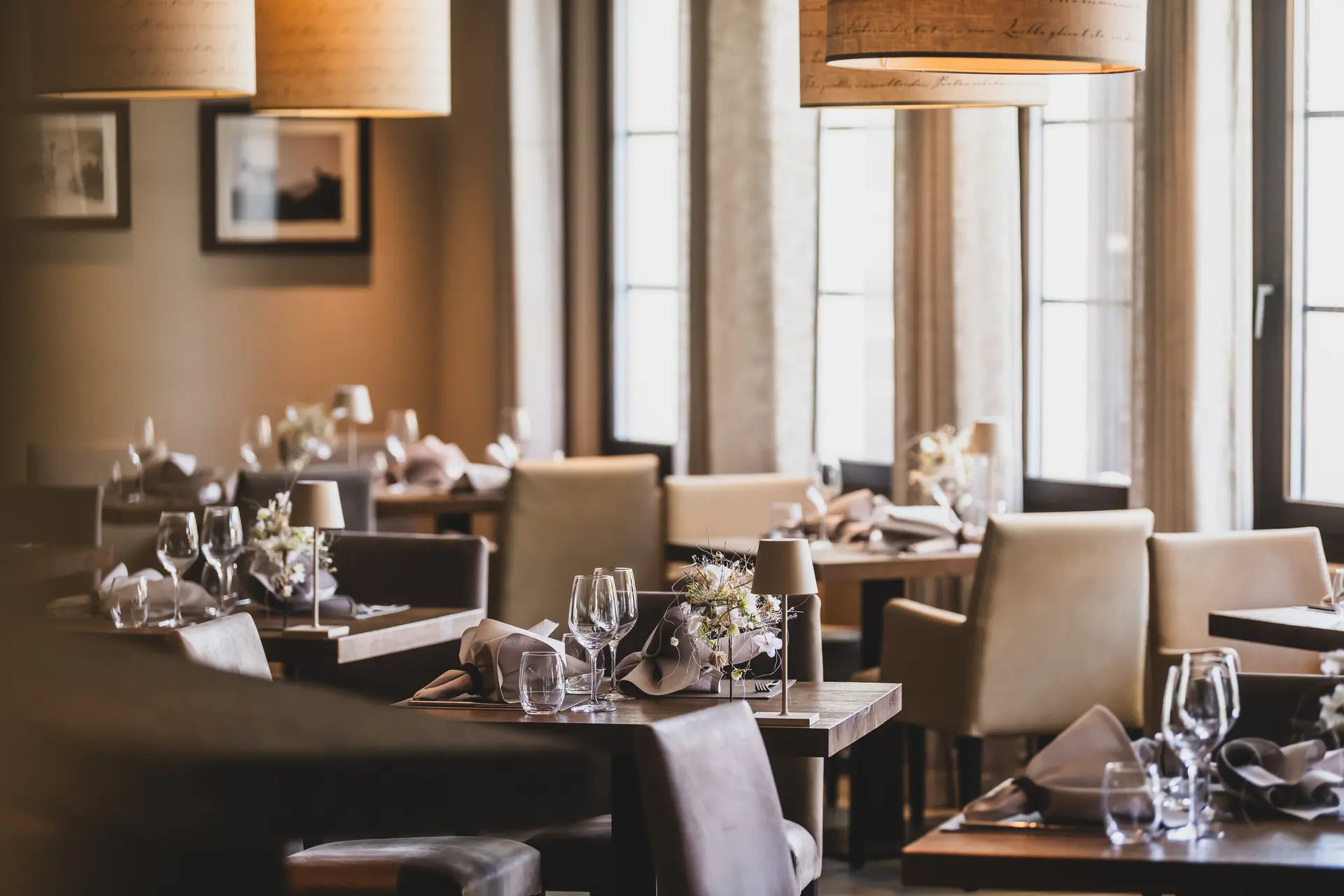 Elegantes Restaurant mit gedeckten Tischen und warmem Licht