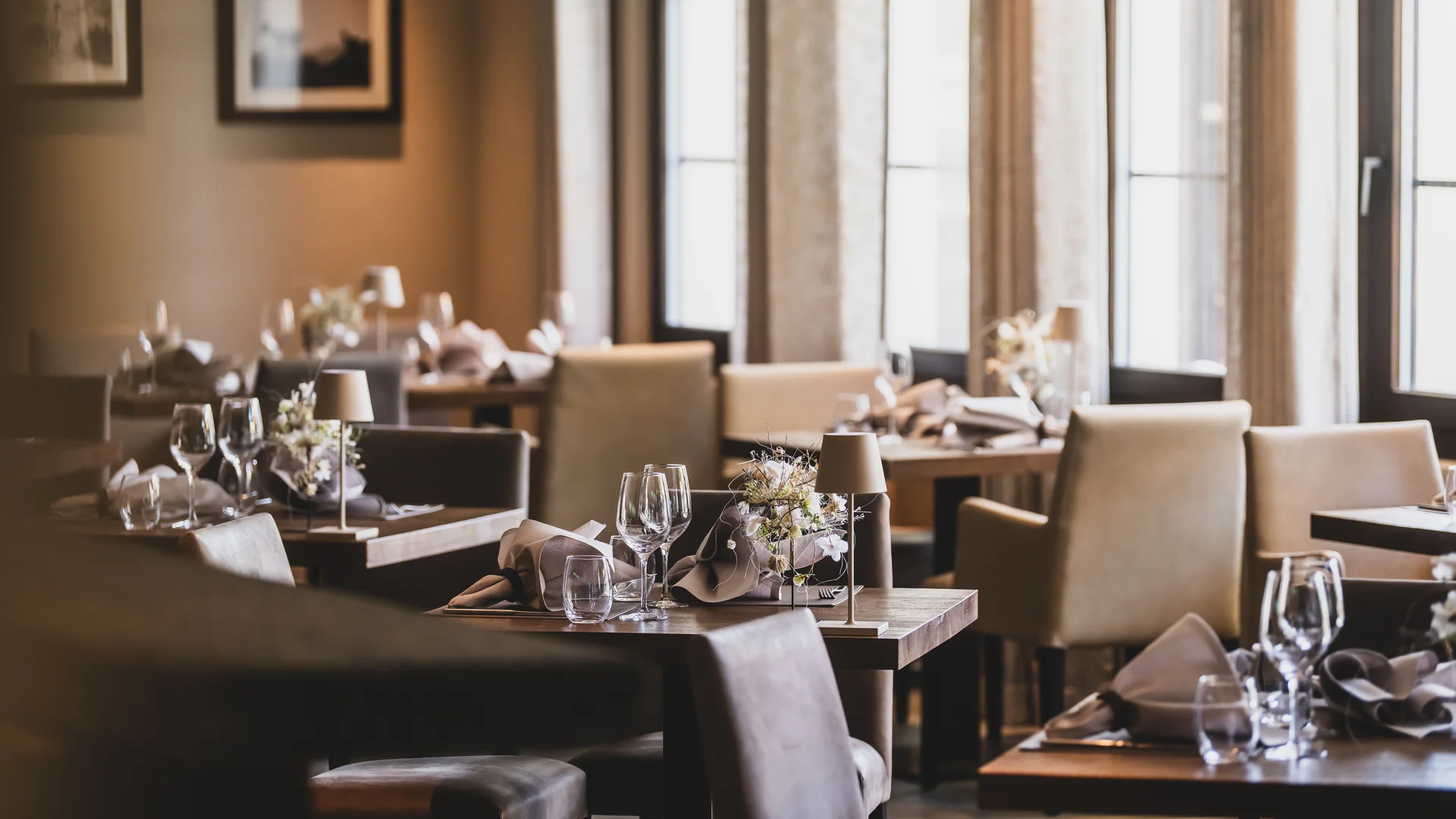 Elegantes Restaurant mit gedeckten Tischen und warmem Licht
