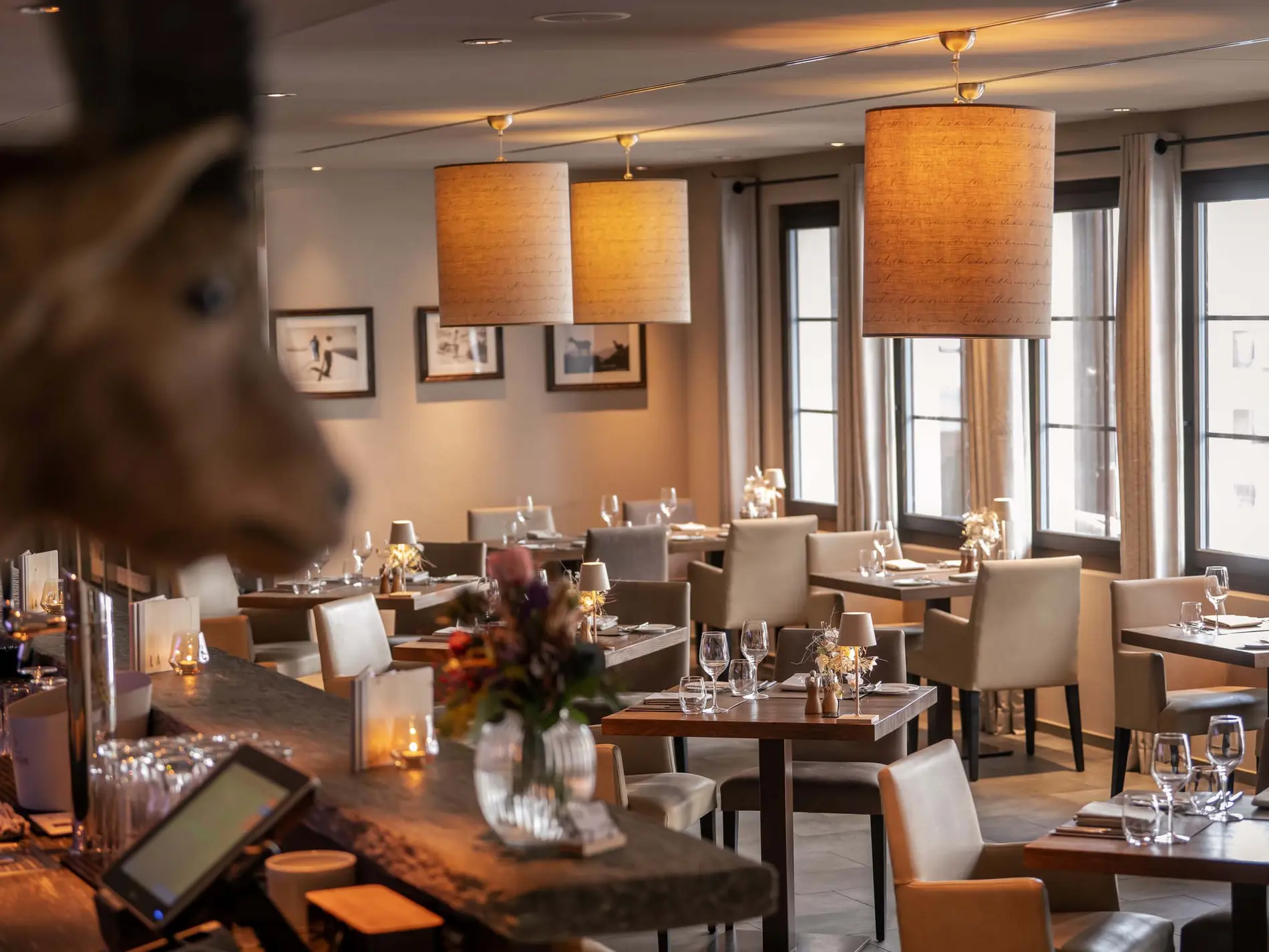 Kulinarische Vielfalt in unseren Restaurants in Brigels Gemütliches Restaurant mit warmen Lichtern und elegant gedeckten Tischen