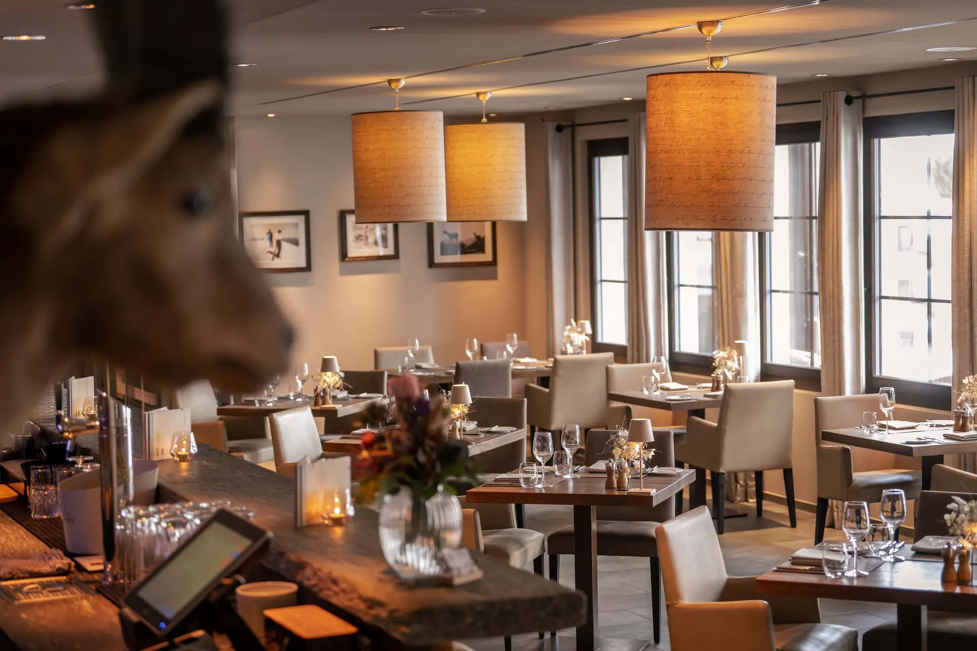 Gemütliches Restaurant mit warmen Lichtern und elegant gedeckten Tischen