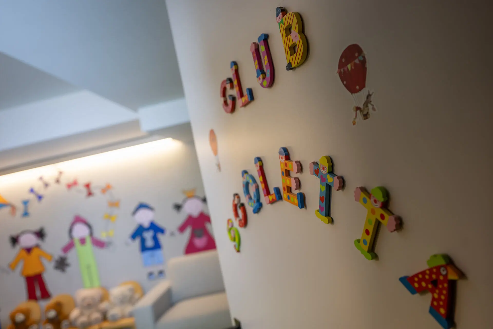 Eindrücke aus dem La Val Hotel & Spa Bunte Buchstaben und Figuren an der Wand eines Kinderspielbereichs