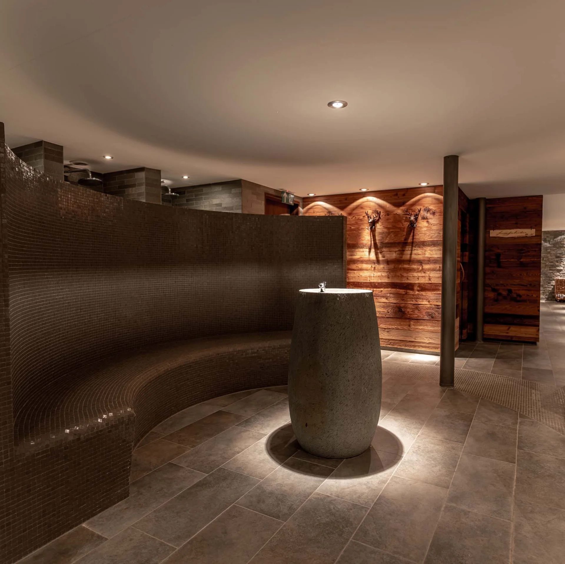 Modernes Spa mit geschwungenen Duschen und warmem Licht