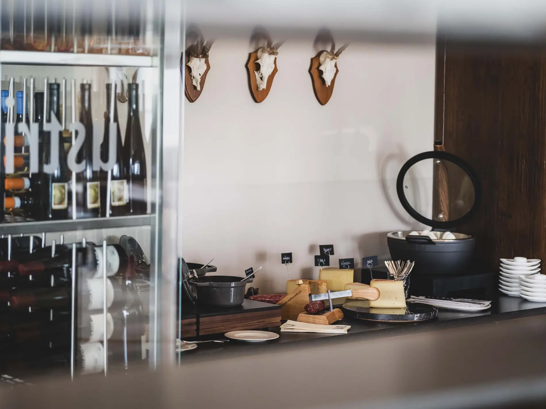 Kulinarische Vielfalt in unseren Restaurants in Brigels Wein und Käseauswahl auf einem Buffet in einem Restaurant