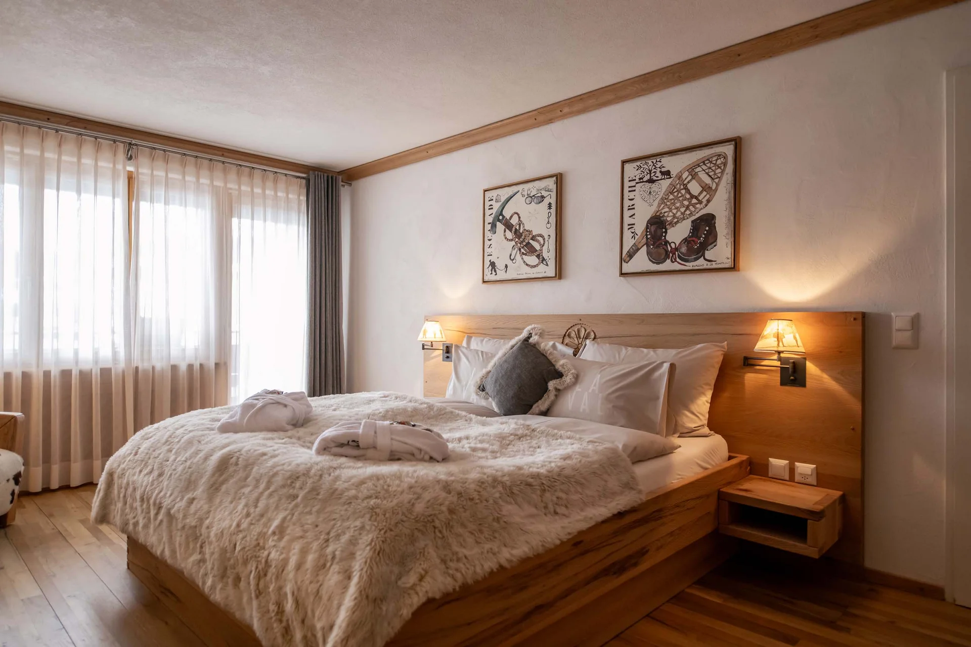 Gemütliches Schlafzimmer mit Holzmöbeln und weichem, flauschigem Bettdecke