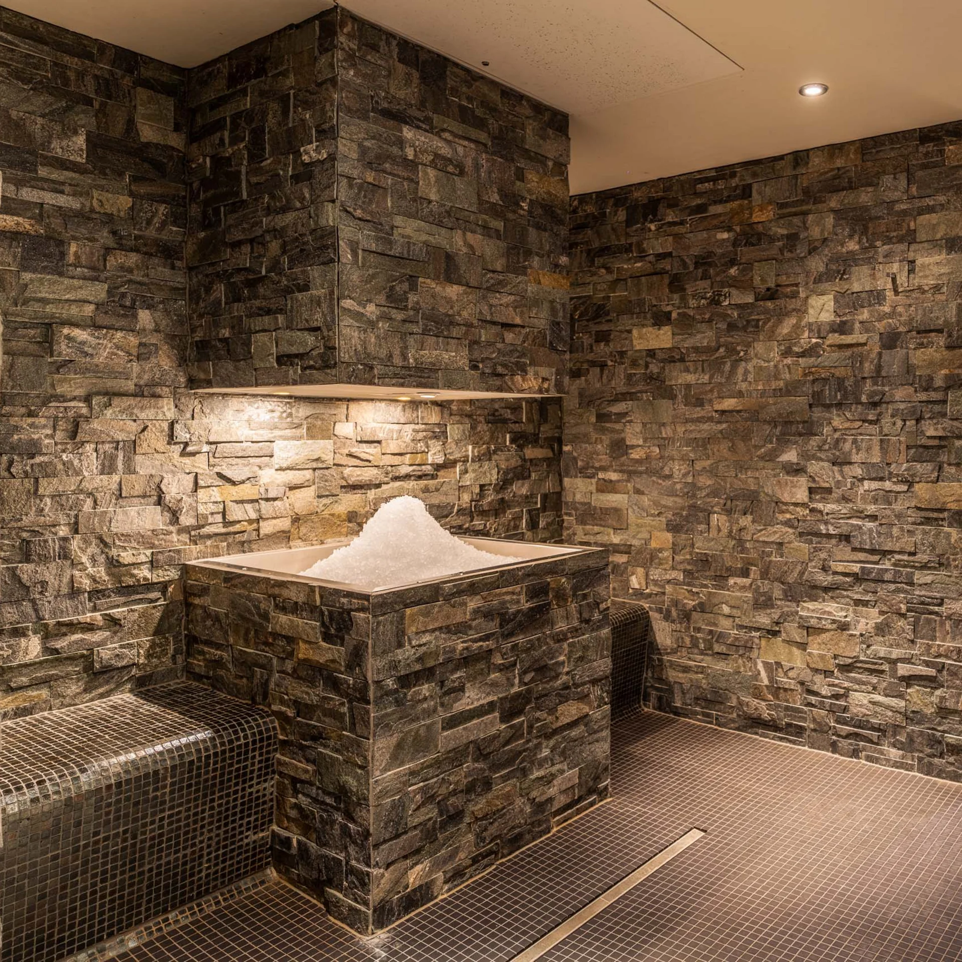 Moderner Wellnessbereich mit Eisbrunnen und blauer Beleuchtung