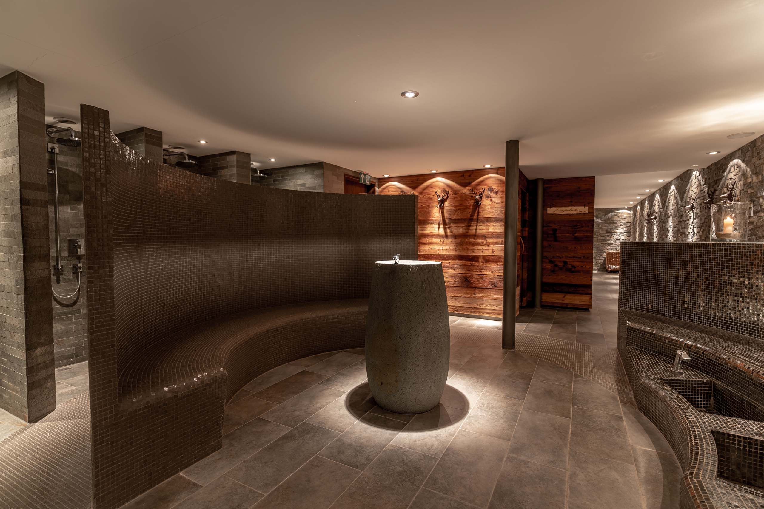 Modernes Spa mit geschwungenen Duschen und warmem Licht