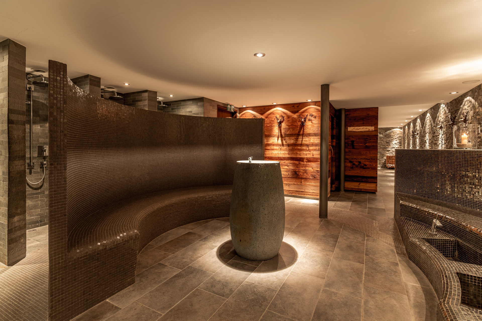 Moderner Spa-Bereich mit Mosaikduschen und wärmebeleuchtetem Holzwand-Design